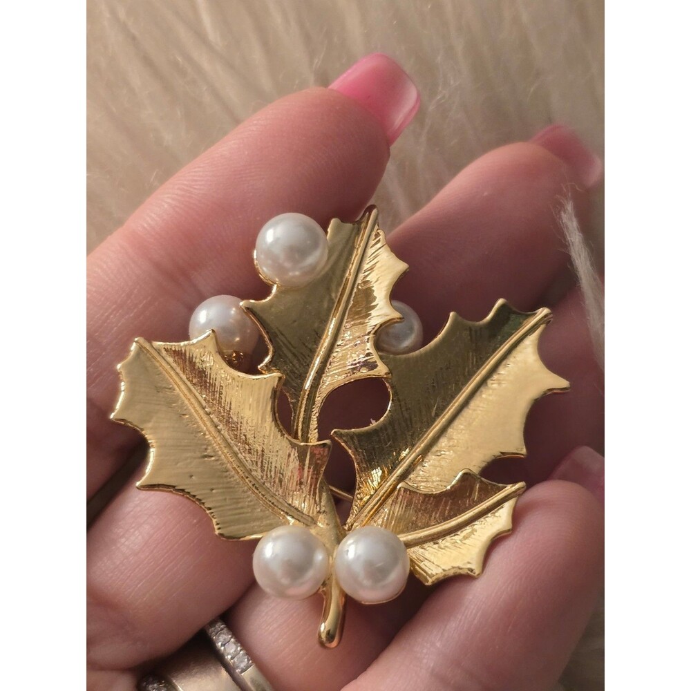 G37 - Talbots Goldtone Faux Pearl Brooch